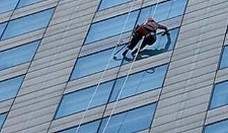 高空保潔的時(shí)候，如何刮去多余的水痕呢？